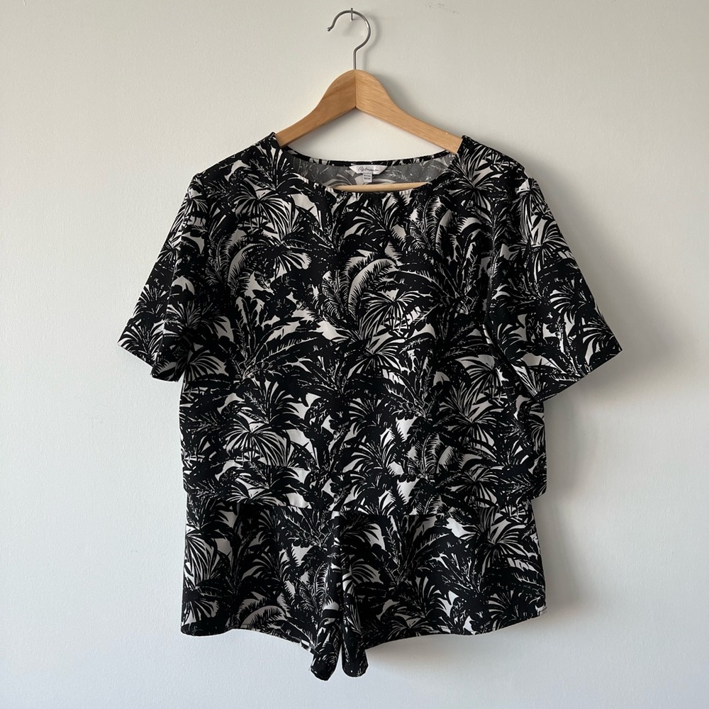 Tropical two-piece set with shorts and crop top